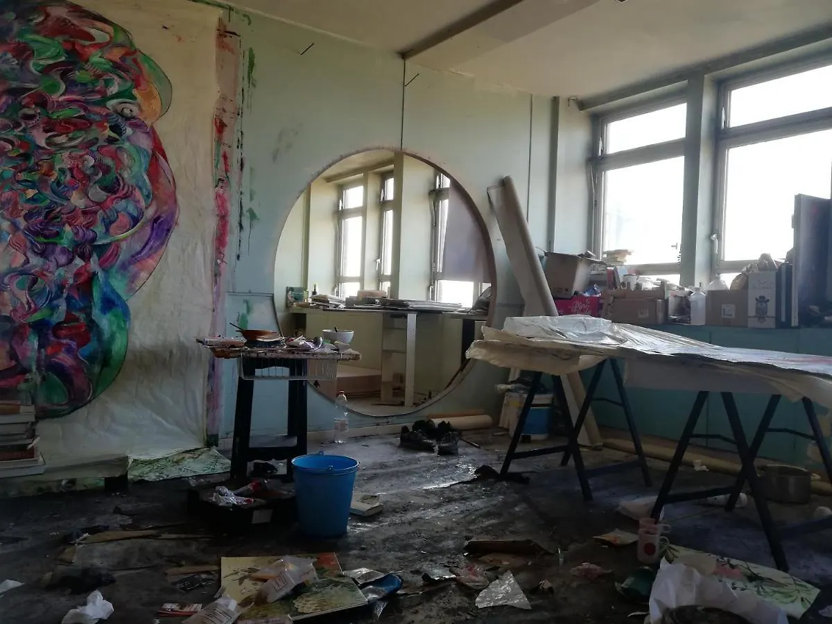 Ghostel 1St: Alternative Arts Experience for Creative Minds Charleroi Homestay
