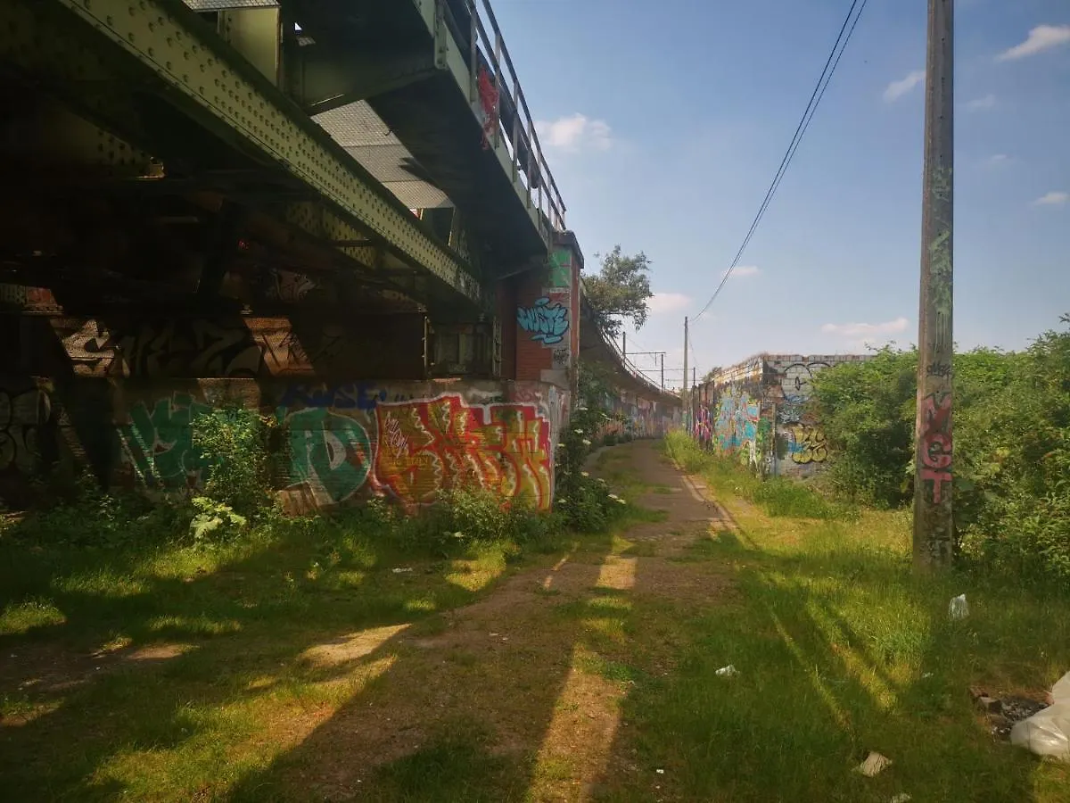 Ghostel 1St: Alternative Arts Experience for Creative Minds Charleroi Homestay